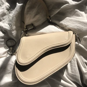 Väska från Gina Tricot  - Beige väska från Gina Tricot, använd ett fåtal gånger! 