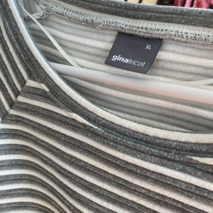 Tröja - Grå och vit randig tröja. 