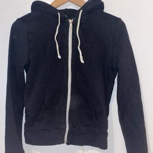 Svart zip up hoodie från H&M (Divided). Sparsamt använd. Kan samfraktas för en extra peng!