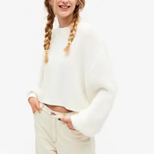 En vit stickad tröja i strlk M😍😍😍 jättefin tröja, säljs pga för lite användning❤️