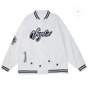 "Voyage" varsity jacket - "Voyage" varsity jacket strl S men sitter mer som en M/L så ganska oversized. Aldrig använd köpt för runt 800kr