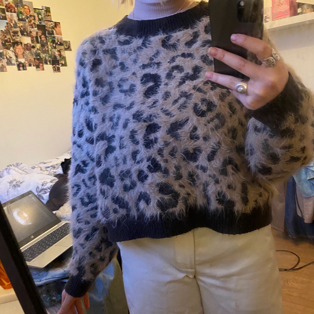 Jätte mysig fluffig leopard tröja, köpt på H&M för några år sedan. . Tröjor & Koftor.