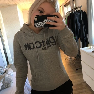 Dirtcult hoodie - Fin dirtcult tröja i mycket bra skick. Storlek S, liten i storleken. 