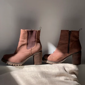 Kängor med klack - Storlek 40, varsamt använda men har lite slitage där fram därav lågt pris. Klacken är uppskattligen 8 cm hög