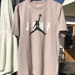 En schysst Jump-Man T-shirt som är i väldigt bra skick. Enkelt tryck fram som sätter ihop outfiten helt. Säljer p.g.a att jag inte använder den längre.          Cond: 7/10                                                                          Storlek: Medium, kan vara lite lång