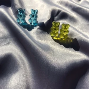 Gummibjörns örhängen - Säljer dessa super söta gummibjörns örhängen, dessa örhängen är både nickelfria och rostfria🥰🥰.     