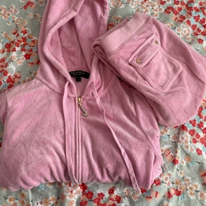 Juicy set  - Färgen har tvättasbort ganska mycket, därav det billiga priset.❗️❗️❗️ Frågor jag fått angående plagget; säljer inte separat, passar någon som är 160 neråt, materialet är inte som den va innan, jag vill inte byta nåt, finns ej bilder med den på då den är liten, inte bootcut