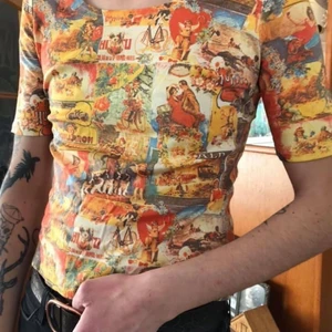 70s t-shirt mönstrad Vintage - Bokmärksmönstrad, bomullströja, hemsydd.  Byst: 41 Längd: 51 