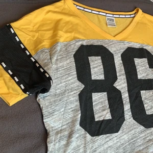 VS Pink T-shirt - T-shirt från Victoria Secret Pink. Har inte fått användningen av den och dessutom säljer den. Oversize, storlek XS men passar S.