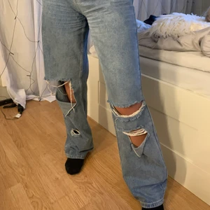 Blåa jeans med hål - Skit snygga blåa jeans med hål från Bohoo, bra skick då jag inte använt de så mycket 💗