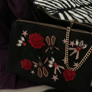 Väska från Zara - Ascool väska från Zara med detaljer på. Bandet går att justera längre och kortare