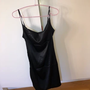 Klänning - En fin klänning, Stolek Xs men passar även S. Aldrig använd