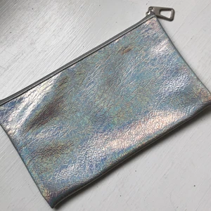 Holografisk necessär  - Snygg hologragisk necessär i fint skick. Priset är inkl frakt.