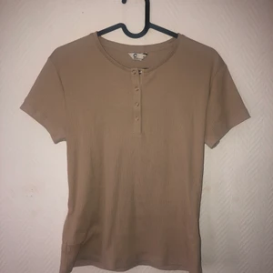 Beige t-shirt - En beige t-shirt från cubus andvänd 1 gång men knappar som går att öppna vid bröstet.💓