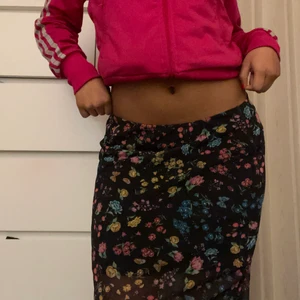 Lång kjol  - En lång kjol med blommor på. Den har en slits vid sidan och även en svart kjol under. Använder inte så köp💗 Köpare står för frakten 💋