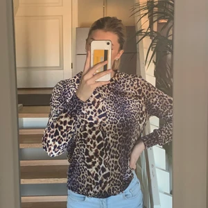 Leopard tröja - En mjuk och skön tröja med lite blått skimmer i. Passar dom med xs/S. Skriv i DM för mer info❤️
