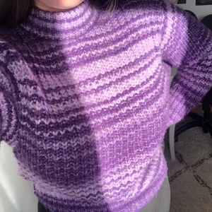 Zara stickad tröja - Stickad tröja från Zara. Nästan oanvänd. Storlek M men passar större och mindre beroende på hur man vill att den ska sitta. Möts upp i göteborg eller skickar, köparen står för frakten 💜