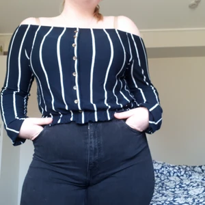 Off shoulder topp  - Mörkblå off shoulder topp från HM i storlek small. Den passar medium också. Knappt använd, frakt tillkommer.