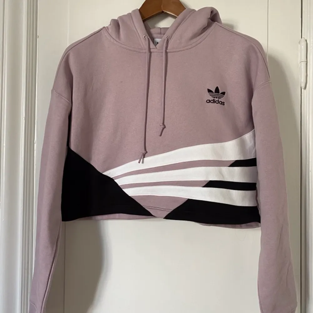 Croppad Adidas Hoddie, fint skick använd 1 gång😍 . Hoodies.