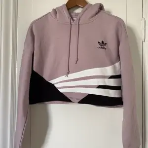 Croppad Adidas Hoddie, fint skick använd 1 gång😍 