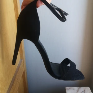 Truffle Collection helt nya klackar - Truffle Collection svarta klackar stl UK 8. Skulle säga att de är som en stl 41. En modell som är lite bredare så passar säkert dig som ofta har svårt att hitta  snygga klackar som passar pga att de ofta är för smala. Helt oanvända, kvar i kartong. Kan skickas fråga då om fraktalternativ. Kan gå ner i pris vid snabb affär 