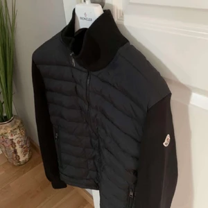 Moncler Cardigan - Säljer min snygga cardigan frön moncler endast för ett bra pris🙏🏻💕knappt använd och har inga ”skador”. Skriv för fler bilder. Priset är exklusive frakt.