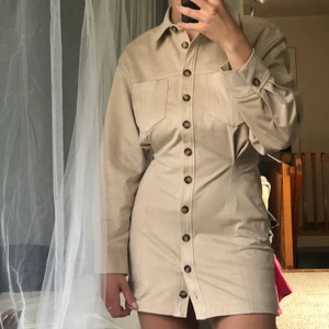 Zara klänning i fake mocka - Superfin beige klänning i fake mocka från Zara. Aldrig använd, lappen kvar! Ord pris 400. Storlek M. Köpare står för ev frakt💗