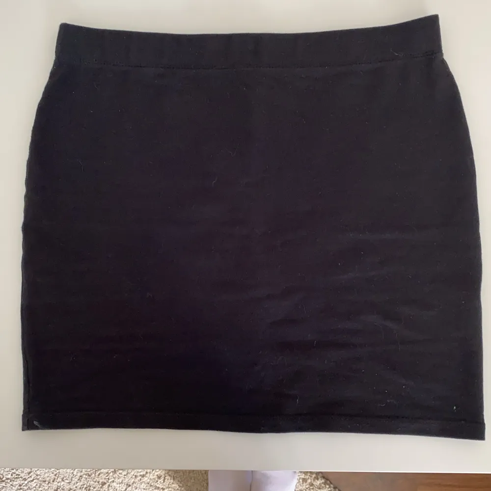 Fin, svart kjol i storlek M. Nästintill oanvänd då jag har en annan som är nästan likadan, även anledningen till att jag säljer den. (Betalas med Swish). Kjolar.