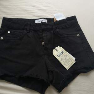 Helt nya svarta shorts från mango. Aldrig använda endast provade, med prislapp kvar och allt. Köpta för 349 kr. 