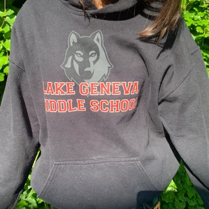 Svart/röd hoodie  - Svart/röd hoodie som jag köpt på en vintage sida på instagram, nypriset var 350kr. Nej är hyfsat liten, beror på storleken man är själv såklart, mjuk men lite nopprig inuti eftersom den tvättats några gånger, använder fåtal ggr, tror det har varit en maskot hoodie från en skola på USA. 🇺🇸 frakten kmr förmodligen bli dyr eftersom det är en hoodie