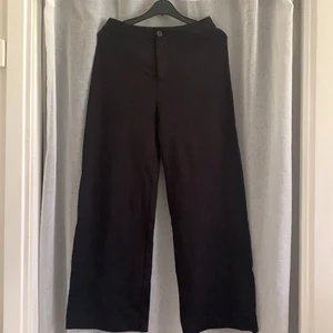 Byxor  - Byxor från mango. Säljs i befintligt skick. 