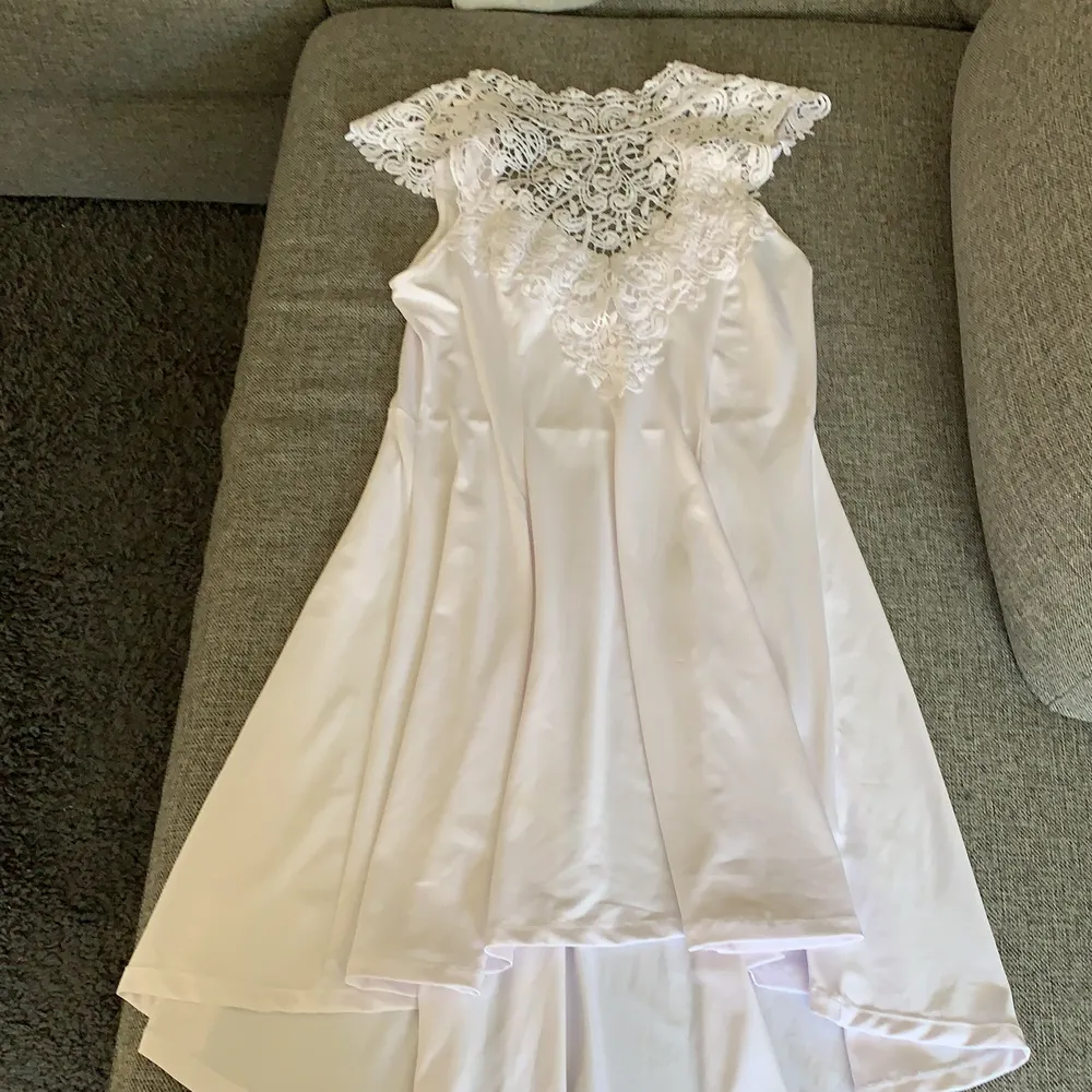 Säljer en vit klänning i väldigt bra och fint skick, den är använd 2-3 gånger. Lappen är bortklippt, men det är storlek M-L. Den är i väldigt skönt material och är stretchig. Köparen står för frakten! . Klänningar.