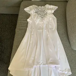 Säljer en vit klänning i väldigt bra och fint skick, den är använd 2-3 gånger. Lappen är bortklippt, men det är storlek M-L. Den är i väldigt skönt material och är stretchig. Köparen står för frakten! 