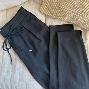 Supersköna svarta byxor i storlek S. Använda ett fåtal gånger, nyskick. Budgivning om flera är intresserade. Köparen står för frakten. 