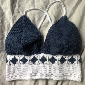 Virkad topp - Handgjord topp. Jag virkar efter beställning så toppen på bilden är såld. Kolla in mina andra annonser för mer information💕💕💕 kan göra alla storlekar och färger. 