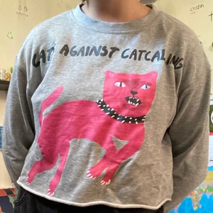 Croppad sweatshirt från H&M x Zara Larsson, i storlek S - Croppad sweatshirt från H&M x Zara Larsson, i storlek S. I bra skick, då den inte är använd mycket.