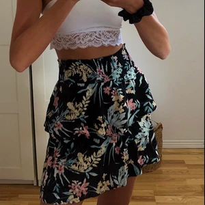 Blommig volangkjol - Blommig volangkjol från Gina i fint skick. Storlek s men är stretchig så passar m också. Säljer endast vid bra bud då jag är lite osäker på om jag vill sälja eller inte. Köpare står för frakt och kostnaden beror på om man vill ha spårbar eller inte🥰