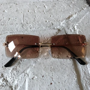 solglasögon :) - jättefina y2k solglasögon köpta här på plick som jag nu säljer vidare!!!😌💞🥺