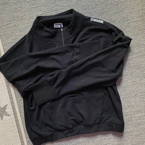 PIPPA TRAINING PULLOVER - PIPPA TRAINING PULLOVER FRÅN GYMSHARK. Helt oanvänd. Storlek XL, relativt luftig men croppad så slutar strax ovanför naveln. Superfin men personligen ej bekväm i croppat därav säljer jag den. Inga märken eller slitage. Passar S-XL beroende på passform men overall en najs tröja att ha över till/från gymmet 