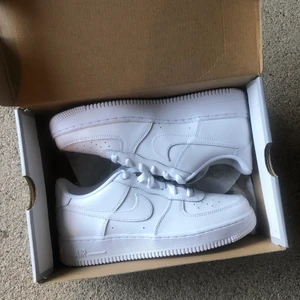 Air Force 1 - Tyvärr förstora för mig... helt oanvända! Strl 39 🥰 Budgivning i chatten!