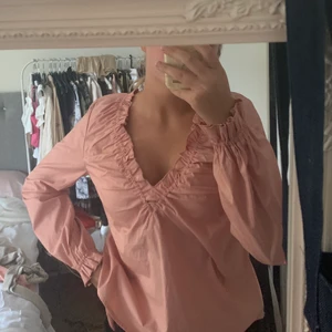 Rosa söt blus  - En supersöt ”smutsrosa” blus sån NA-KD, i storlek 36. Endast använd 1 gång!