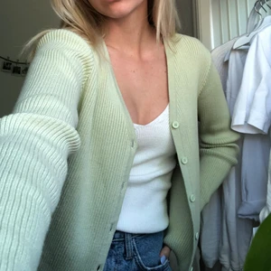 Brandy melville kofta - Såså fin grön kofta från brandy melville som inte kommer till användning längre, bra skick