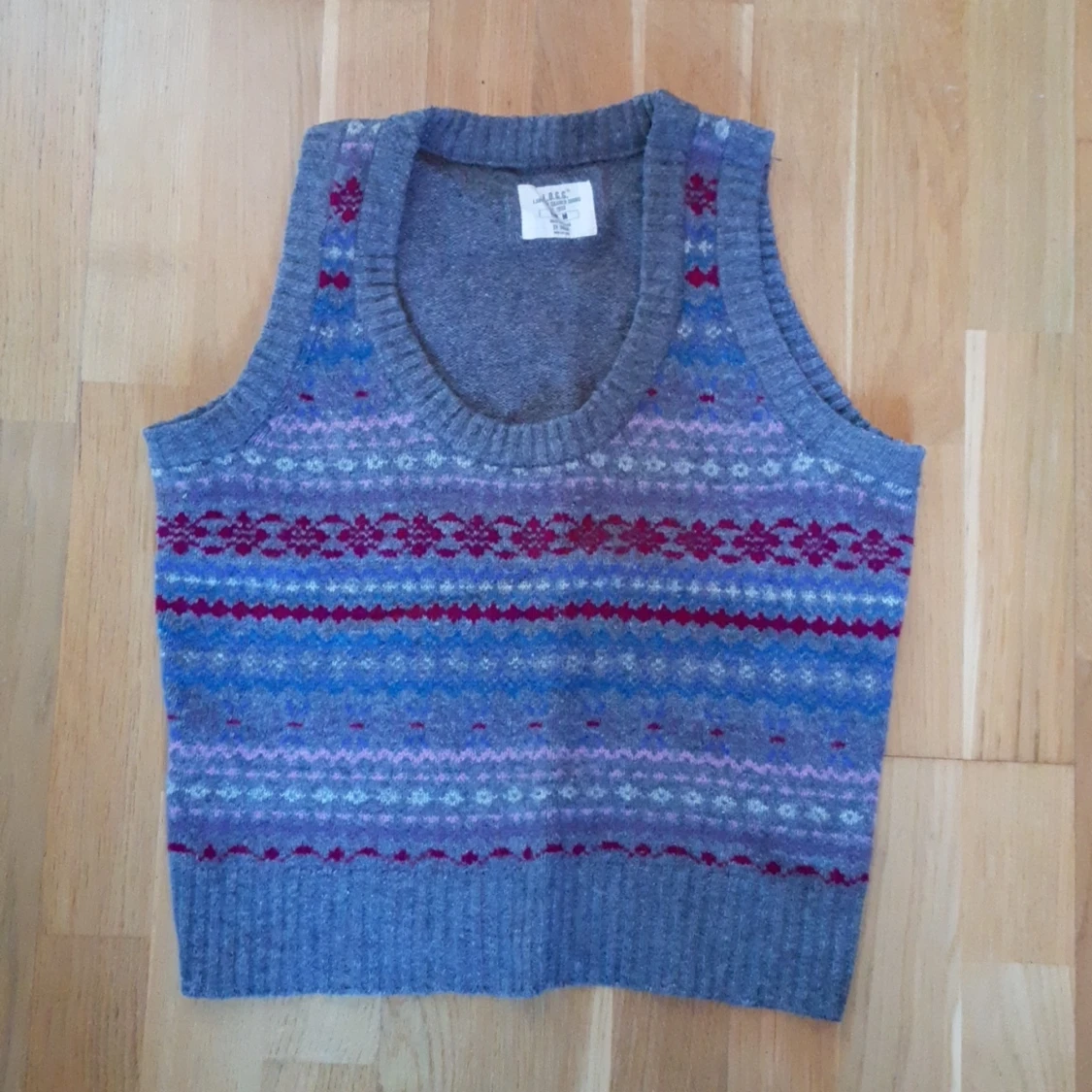 Stickad väst i fint mönster