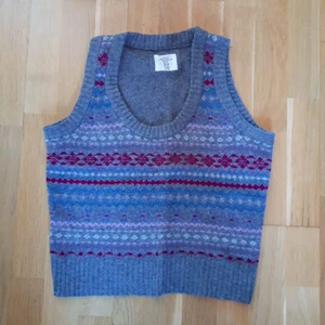 Stickad väst i fint mönster - En stickad väst från HM men som jag köpt second hand. Väldigt mysig och med ett otroligt fint mönster!🍁🤗