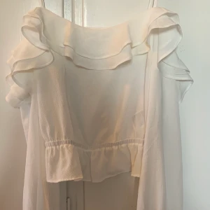Snygg Vit Tröja - Jättevacker sommar tröja som är luftig och tunn. Modellen är offshoulder tröja. Aldrig använd. köparen står för frakt!