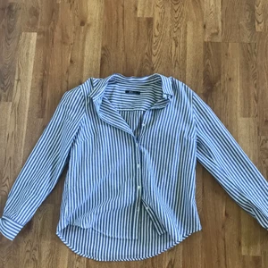 Randig skjorta  - Blå vit randig skjorta i toppskick! Köparen står för frakt🌟