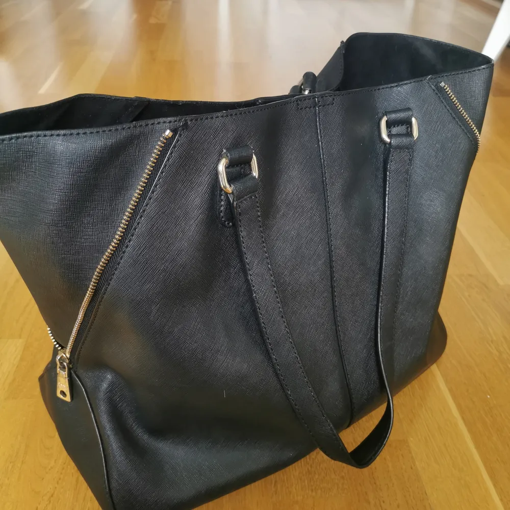 Svart, stor handväska från DKNY. Väskor.