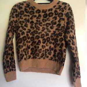 Mysig tröja i leopardmönster från H&M i strl xs. Använd fåtal gånger. Köparen står för frakten! 😊