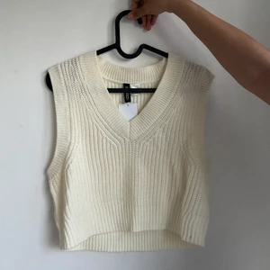 Stickad väst - Gräddvit stickad väst från HM. Aldrig använd, prislapp kvar. Stl S.