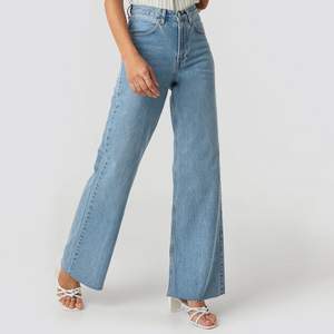 Supersnygga jeans från Na-kd storlek 36. Helt oanvända! Tyvärr för små för mig, det är enda anledningen till att jag säljer dem vidare!